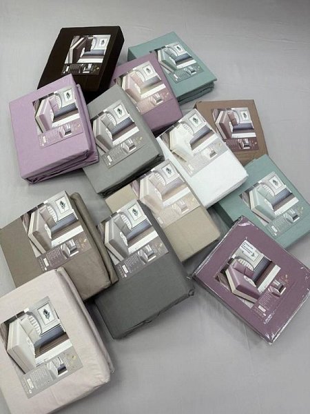 Комплект из простыни на резинке и наволочек Miss Mari "Satin Exclusive" в ассортименте, 180х200x22+50х70