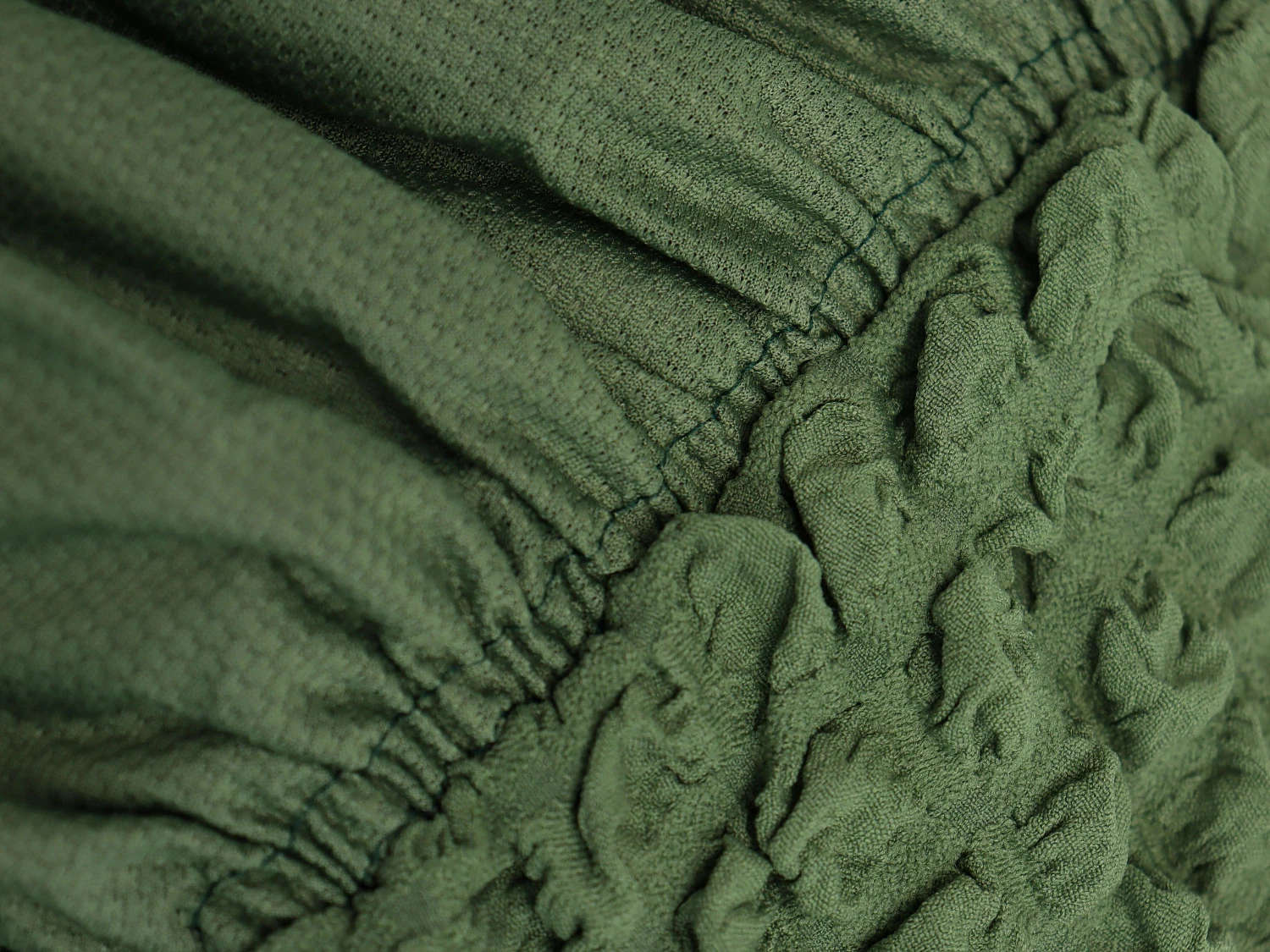 Чехол на прямой трехместный диван и два кресла с оборкой зеленый