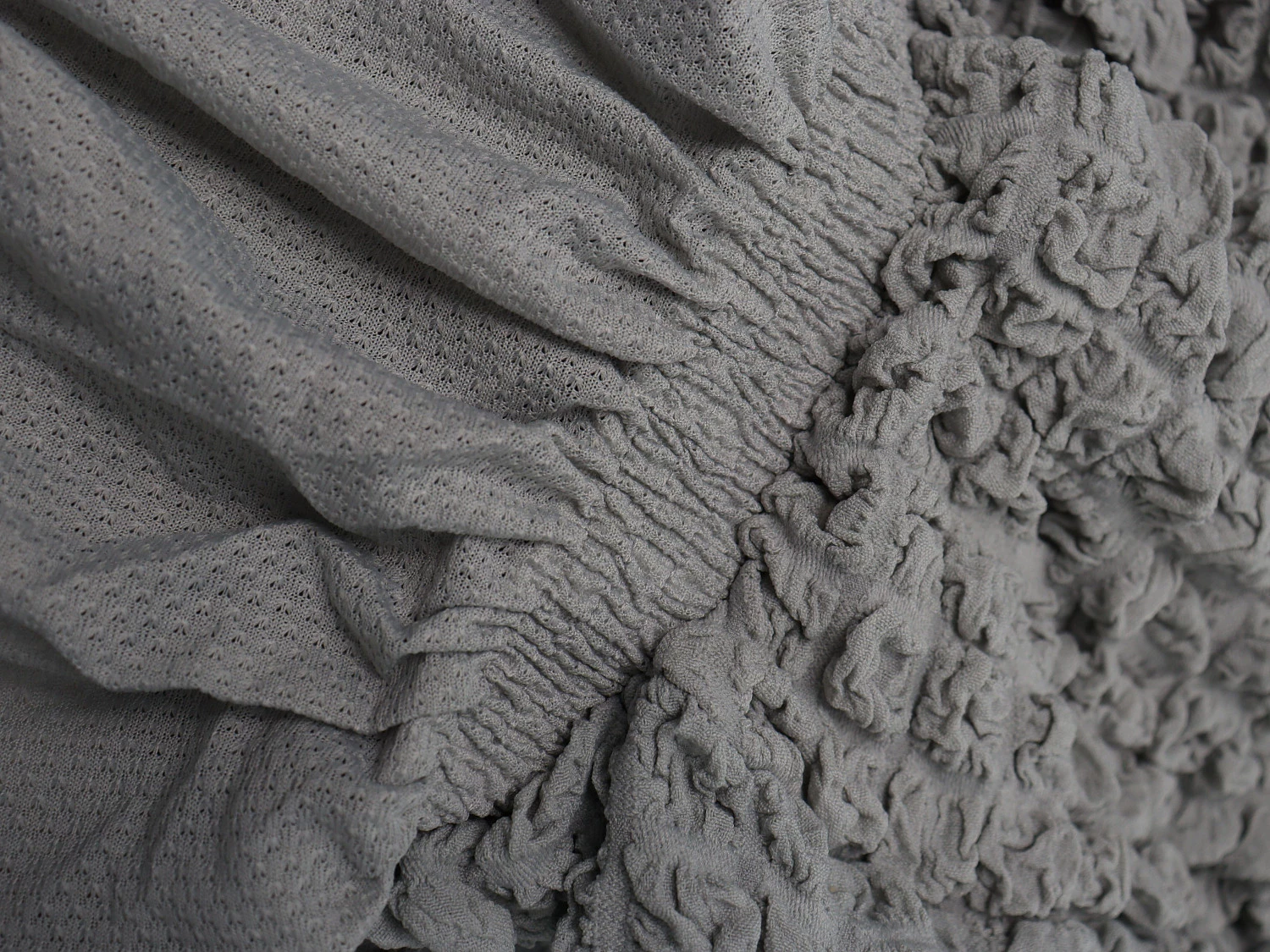 Чехол на прямой трехместный диван и два кресла с оборкой серый