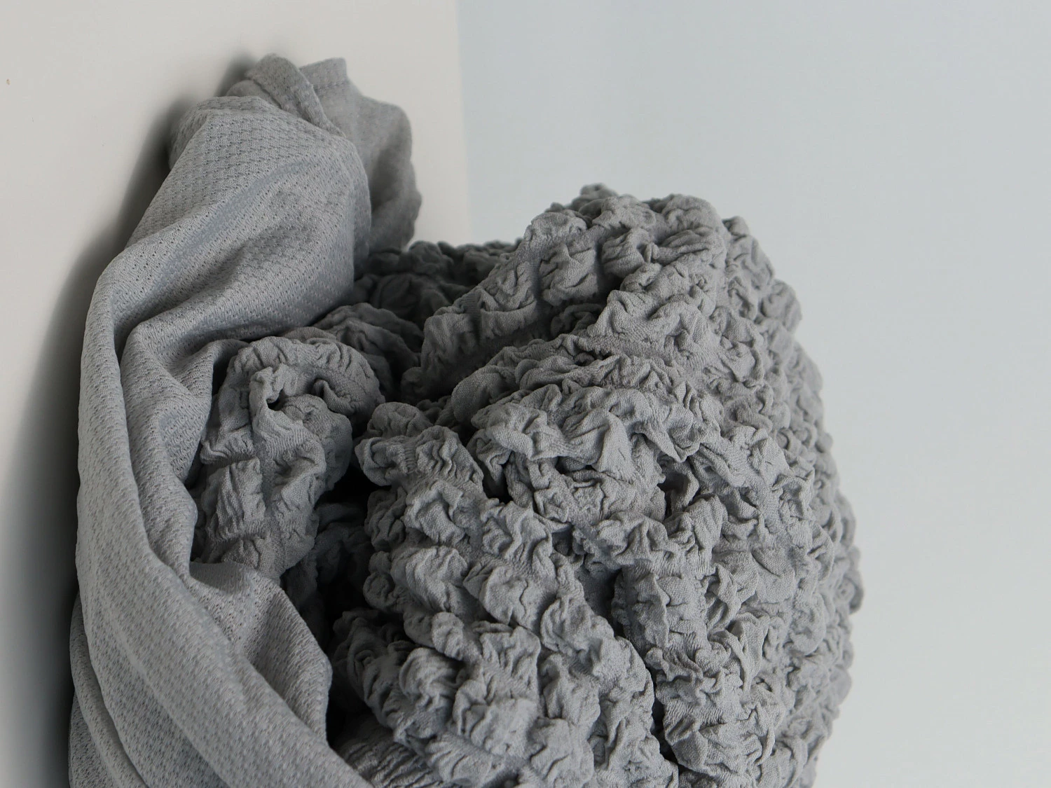 Чехол на прямой трехместный диван и два кресла с оборкой серый