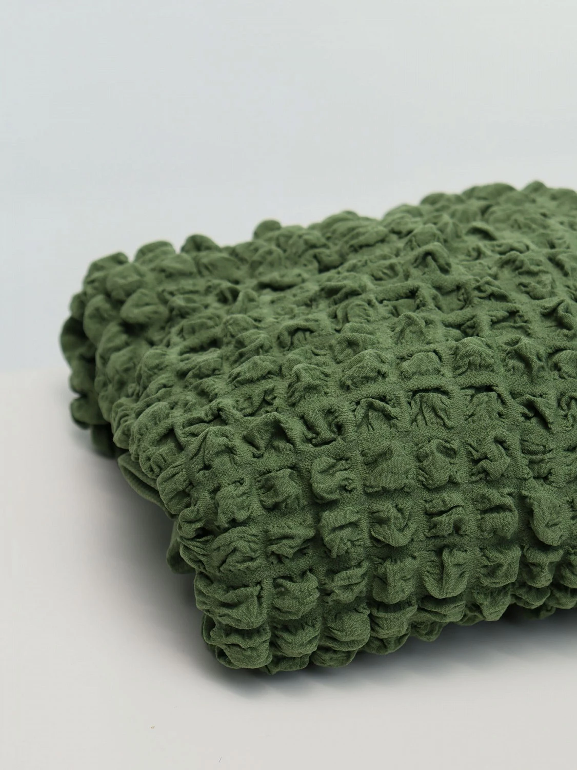 Чехол на прямой трехместный диван и два кресла с оборкой зеленый