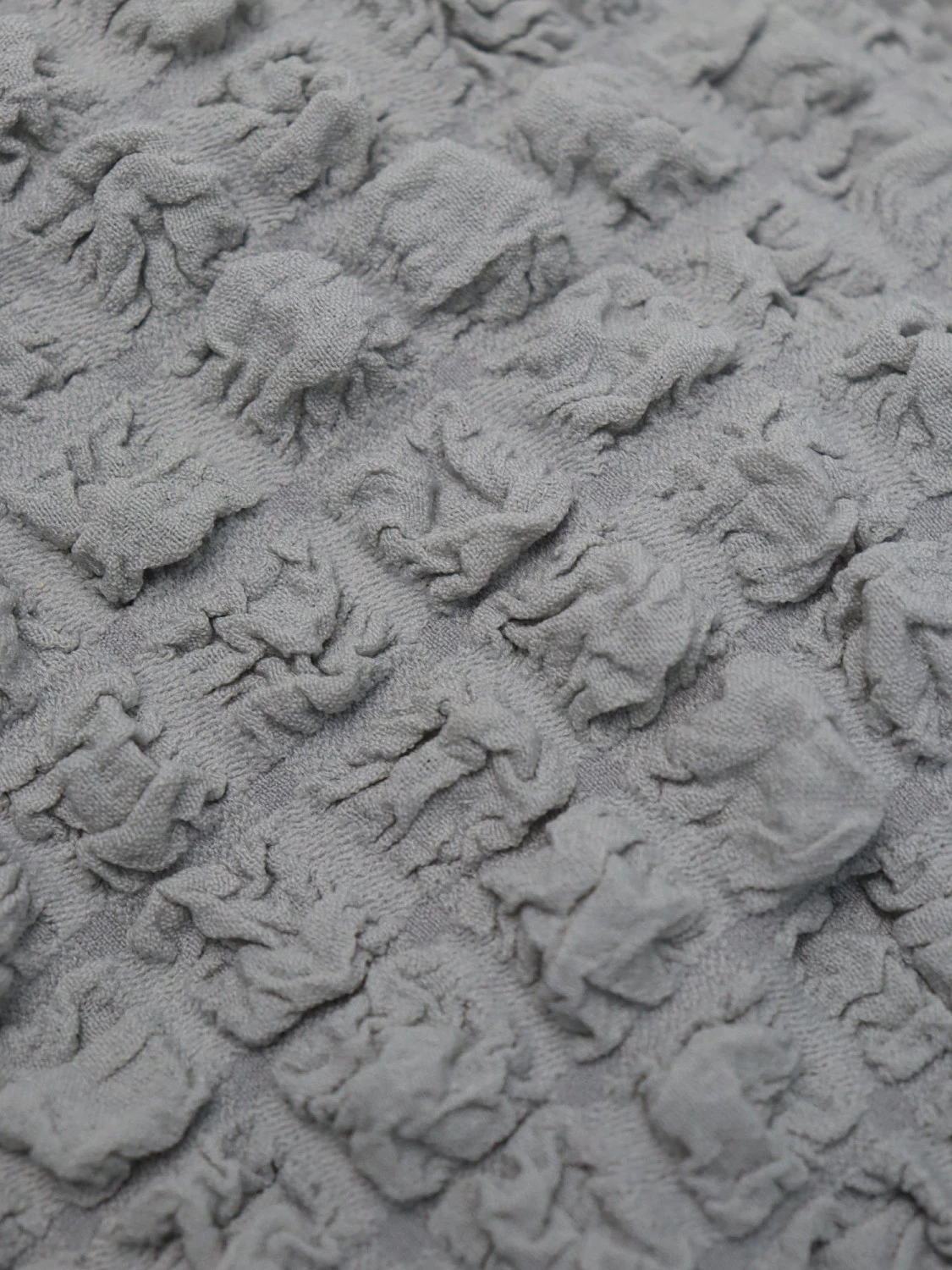 Чехол на прямой трехместный диван и два кресла с оборкой серый